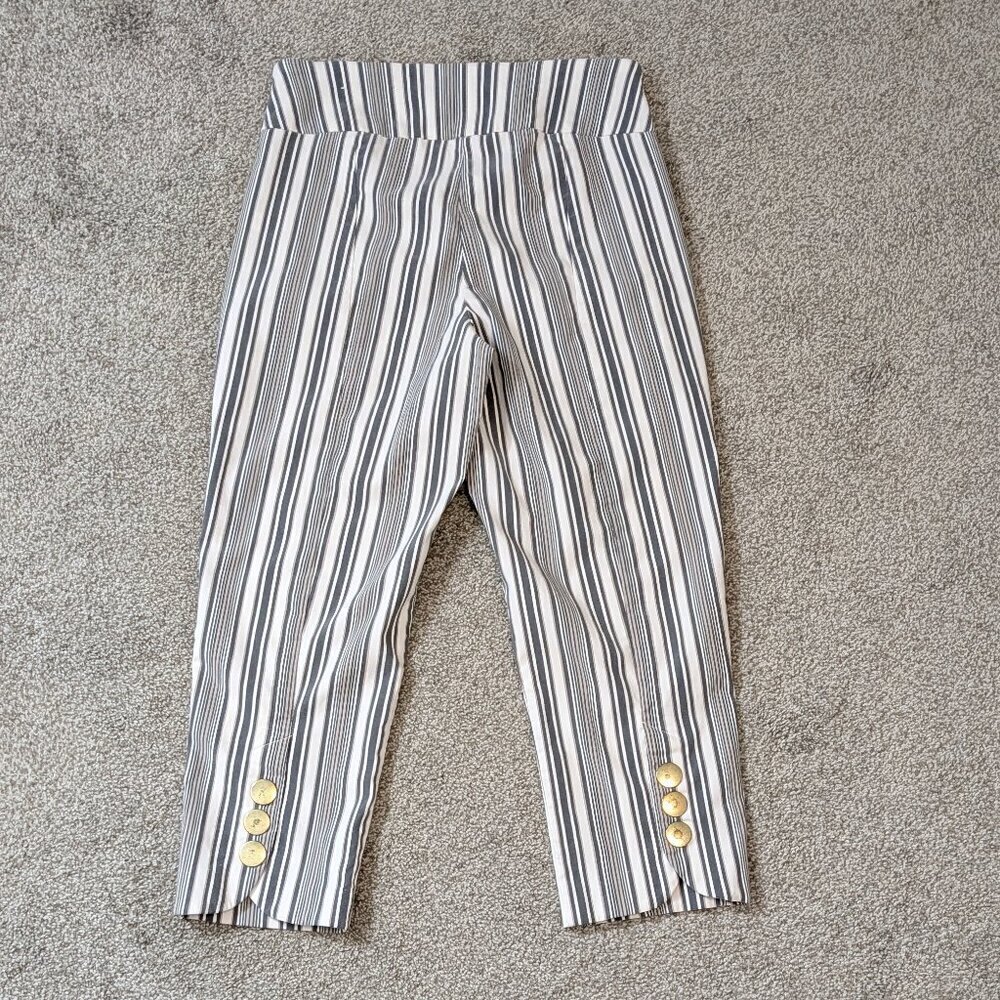 CATO Gray/White Stripe Mid-Rise Pull-On Stretch Cropped Pants / Capris; Size 8
